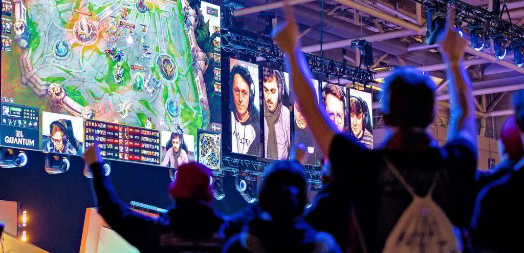Zuschauer jubeln vor der Hauptbühne auf der „DreamHack“ im Jahr 2022 und schauen sich ein Showmatch im Spiel „League of Legends“ an.
