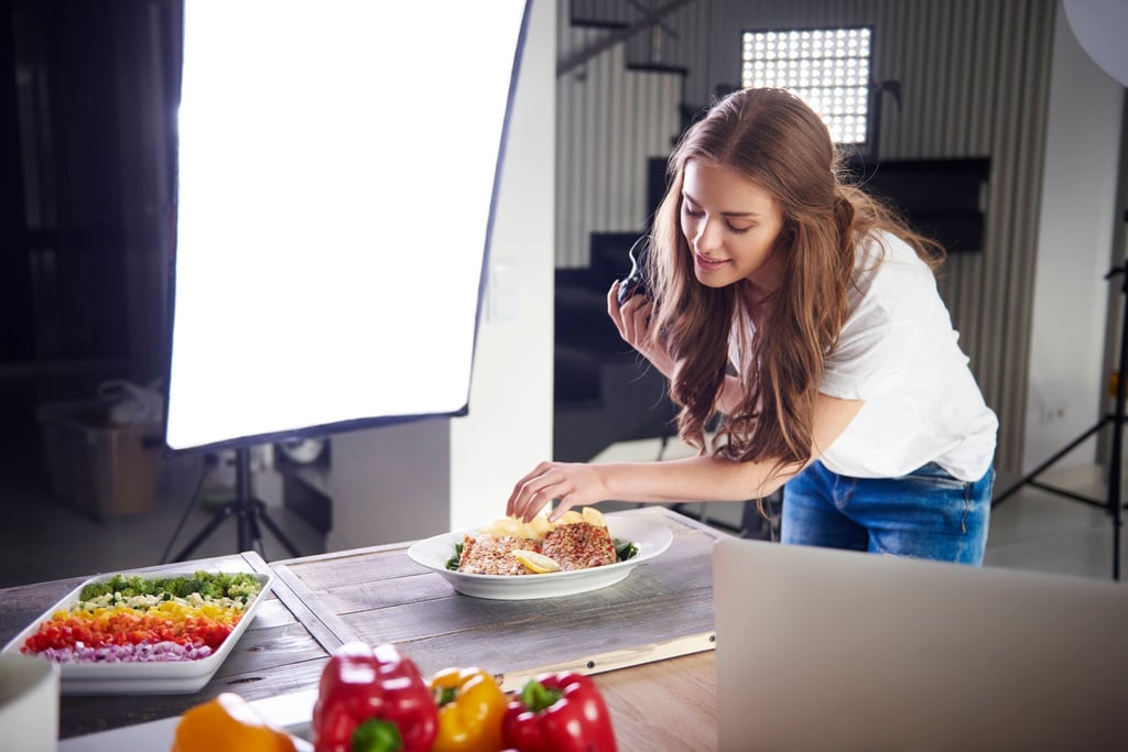 Profis arbeiten bei der Food-Fotografie etwa auch mit Softboxen, Reflektoren und Blitzanlagen.