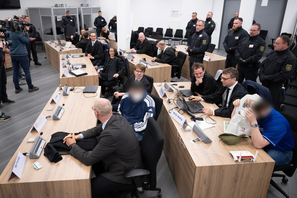 Die Angeklagten im Prozess um den Juwelendiebstahl im Grünen Gewölbe sitzen bei der Fortsetzung des Prozess im Verhandlungssaal im Landgericht neben den Anwälten auf ihren Plätzen.
