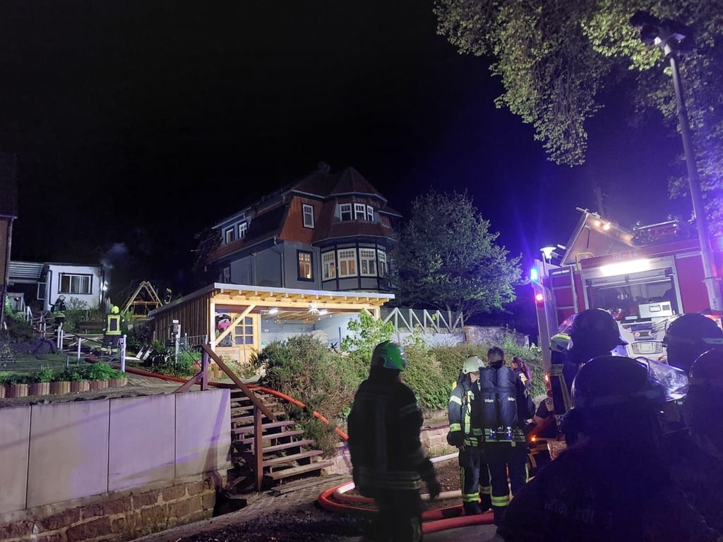 Mehr als 50 Feuerwehrleute waren bei einem Brand im Thalenser Ortsteil Treseburg im Einsatz.