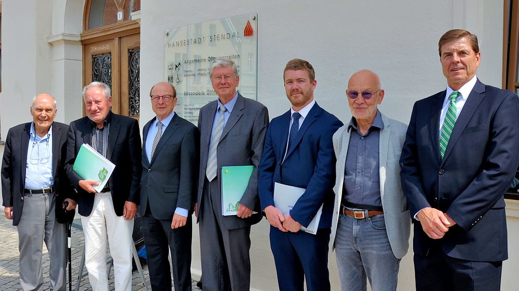 In Stendal hat gestern das Kuratorium der Jütting-Stiftung getagt, von links die Mitglieder: Gunter Dufey (Singapur), Heinz-Erhard Woltert (Verden), Vorsitzender Klaus Schmotz und Vize Wolfgang Patzig (beide Stendal), Thomas Sounders (USA), Rolf Mirus (Kanada) und David Koch (USA)..
