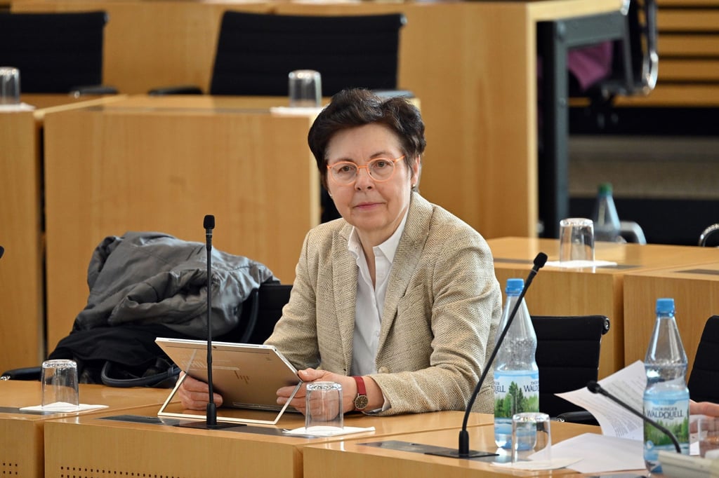 Thüringens Finanzministerin Heike Taubert (SPD) nimmt an einer Landtagssitzung teil.