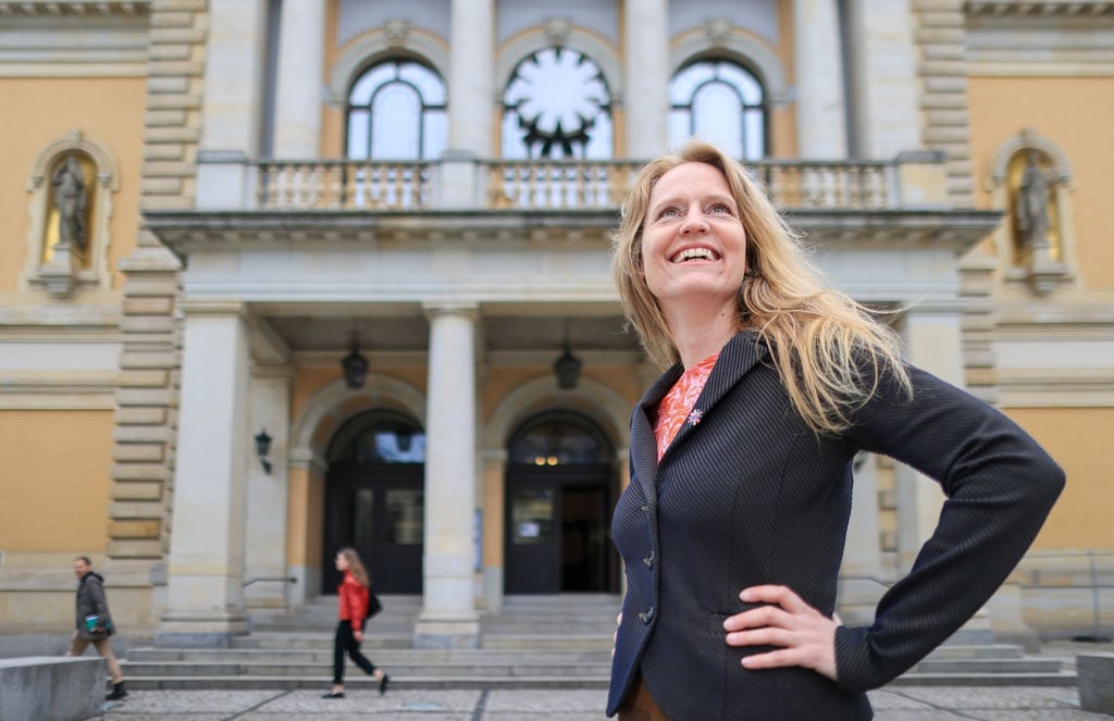 Die Dänin Mille Maria Dalsgaard, neue Künstlerische Leiterin der Bühnen Halle, steht vor der Oper.