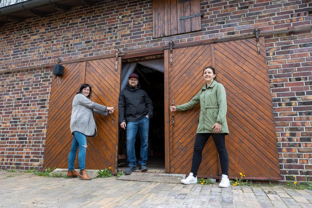 Die Mückenschenke erwartet Gäste zum Männertag. Die Scheune wird derzeit noch von Doreen Neumann (l.) sowie Chris und Doreen Hemmann hergerichtet