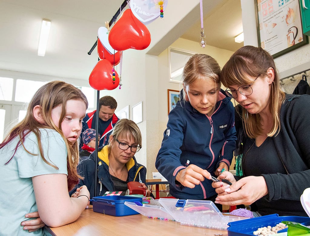 Marta (2.v.r.) bastelt mit Ulrike Ritter (r.) einen Engel-Anhänger zum Muttertag. Im und um das Schulhaus in der Kösener Straße gab es zum Schulfest viel zu erleben.