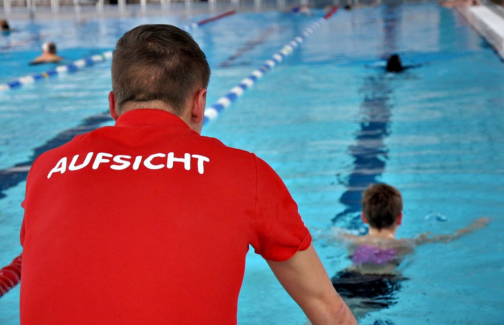 Ein Schwimmlehrer behält bei einem Schwimmkurs in der Altmark Oase in Stendal die Kinder besonders gut im Blick.