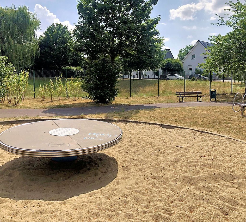 Der kleine Spielplatz am Etgersleber Weg in Magdeburg-Diesdorf hat nur wenige Spielgeräte. Diese werden durch die Sonne teilweise sehr erhitzt.