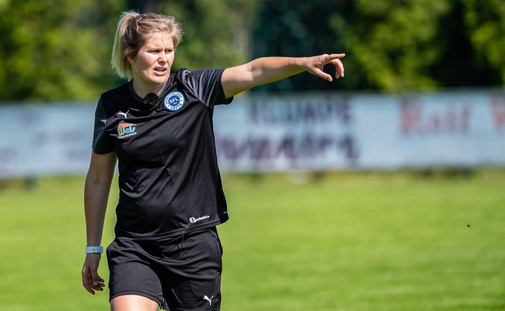 Imke Wübbenhorst, Trainerin der Sportfreunde Lotte gibt bei ihrem ersten Training Anweisungen.