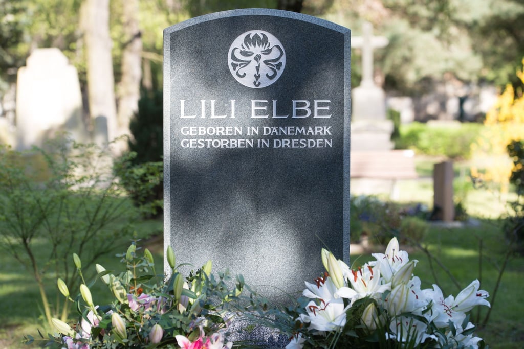Der Grabstein der Malerin Lili Elbe, aufgenommen auf dem Trinitatisfriedhof.
