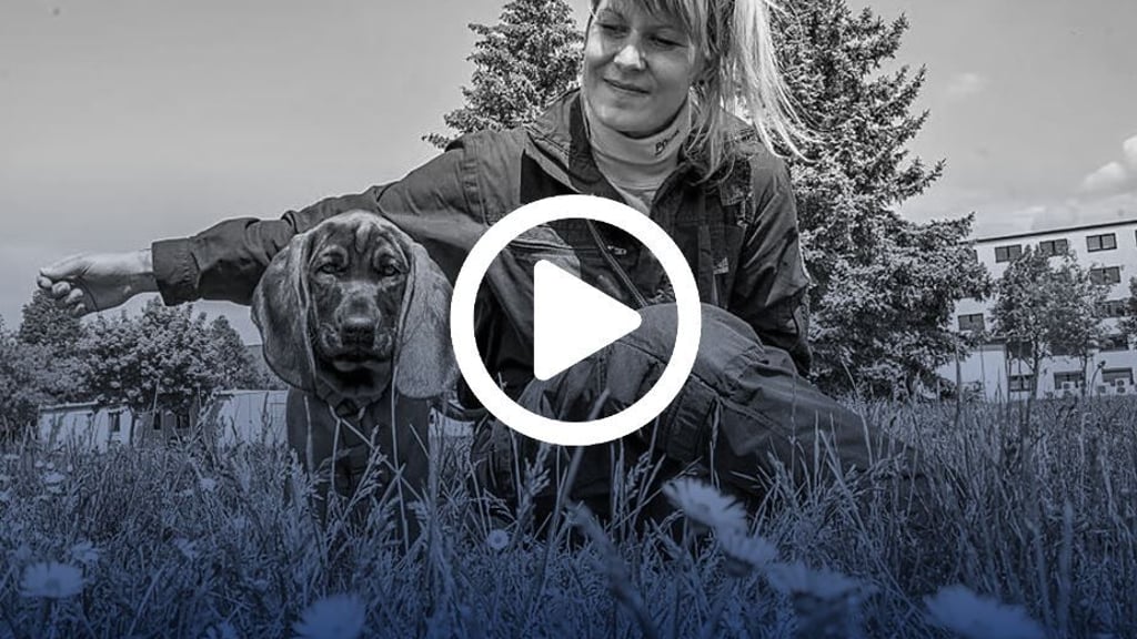 Susann Legel und der Welpe Jakob, der als Personenspürhund ausgebildet wird.