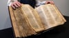 Der sogenannte „Codex Sassoon“ ist für rund 38 Millionen Dollar versteigert worden.