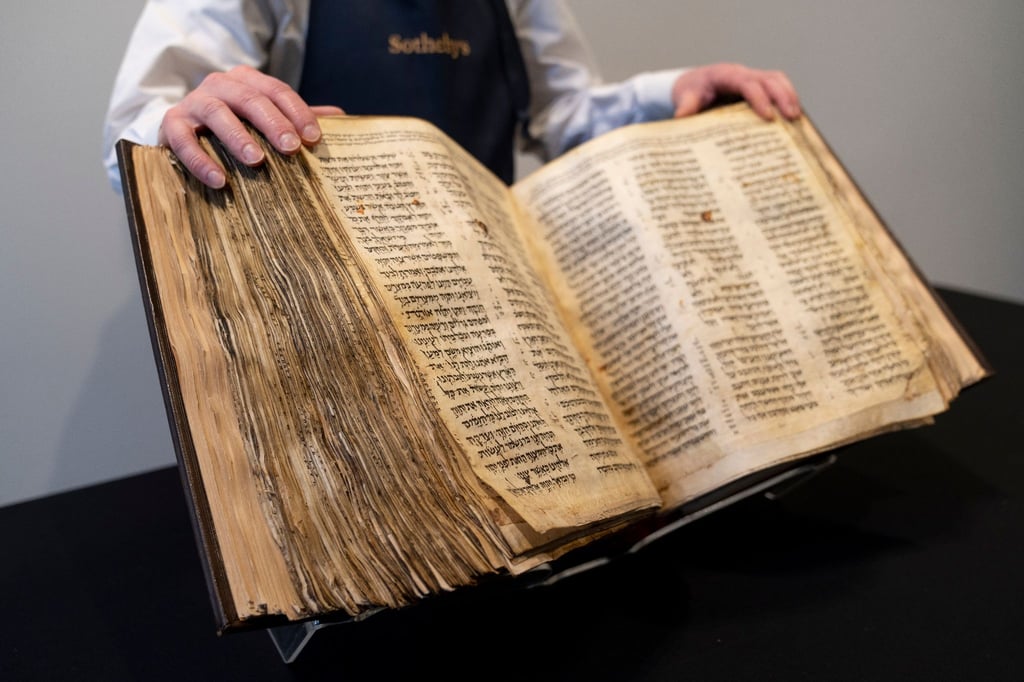 Der sogenannte „Codex Sassoon“ ist für rund 38 Millionen Dollar versteigert worden.