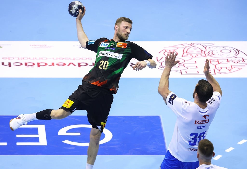 Magdeburgs Philipp Weber (l) spielt gegen Plocks Mirsad Terzic.