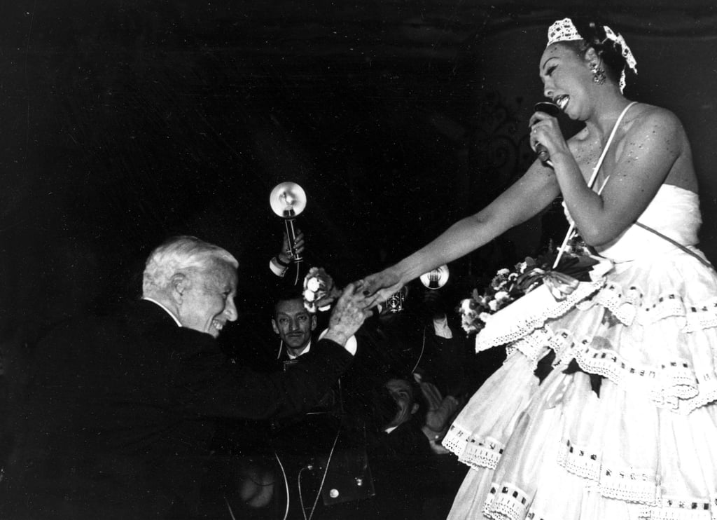 Josephine Baker trifft den Schauspieler und Regisseur Charlie Chaplin in Paris (1953).