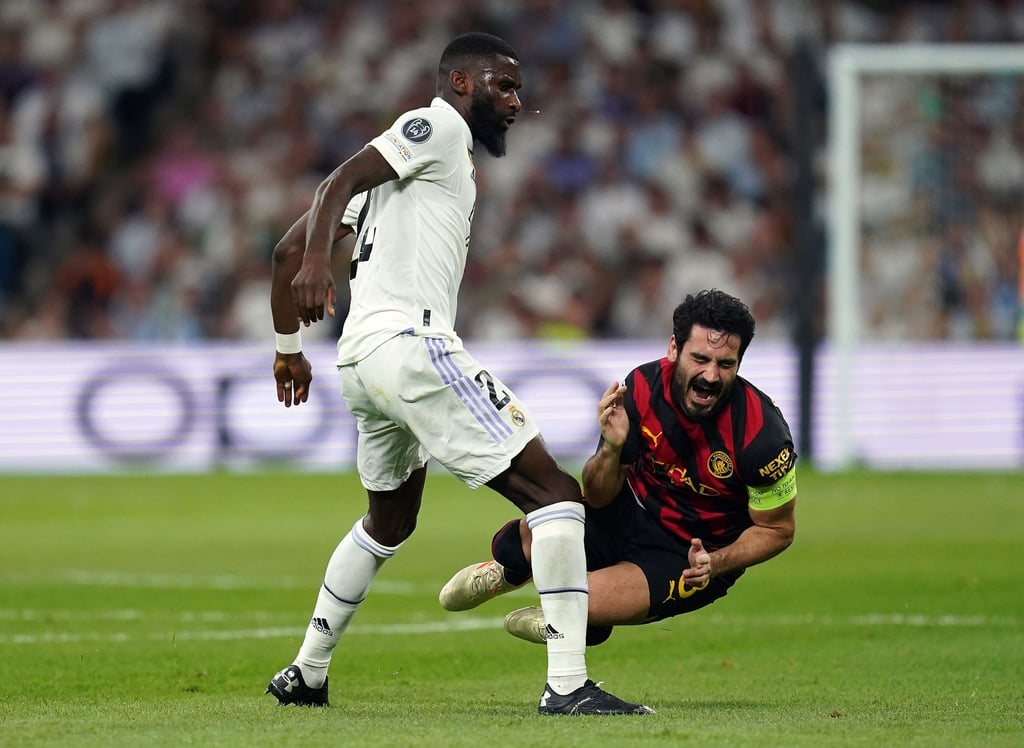 Antonio Rüdiger (l) muss im Halbfinal-Rückspiel gegen Nationalmannschaftskollegen Ilkay Gündogan zunächst mit der Bank Vorlieb nehmen.