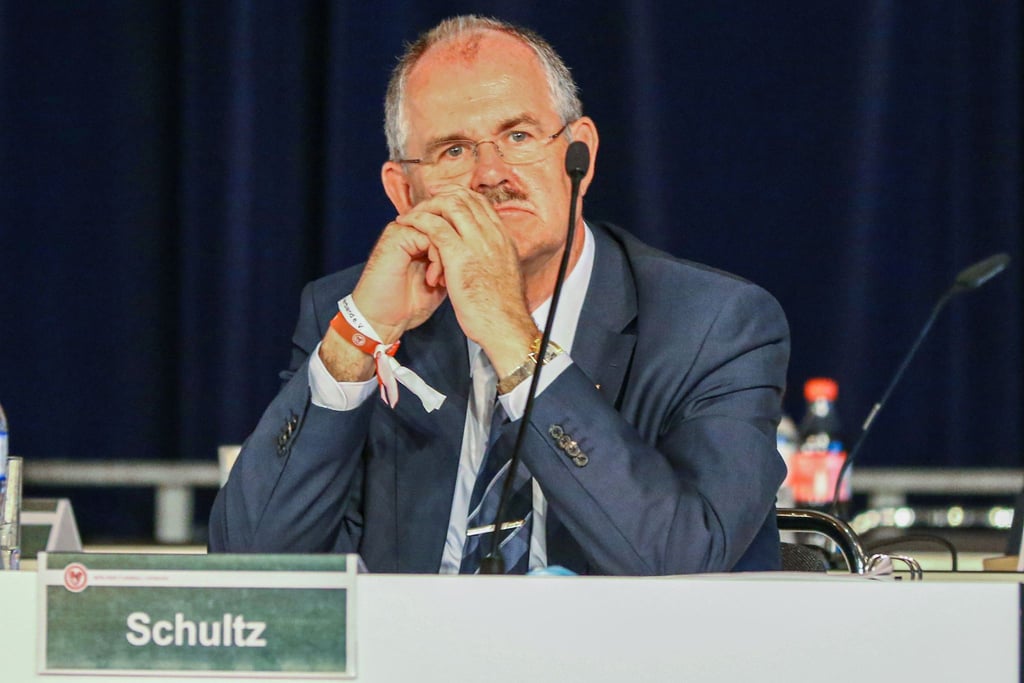 Bernd Schultz, Präsident des Berliner Fußball Verbandes, sitz auf dem Podium.
