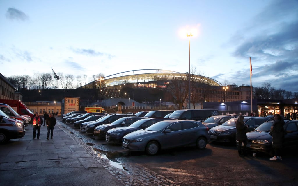 Die chronisch vollen Parkplätze vor der Red-Bull-Arena.