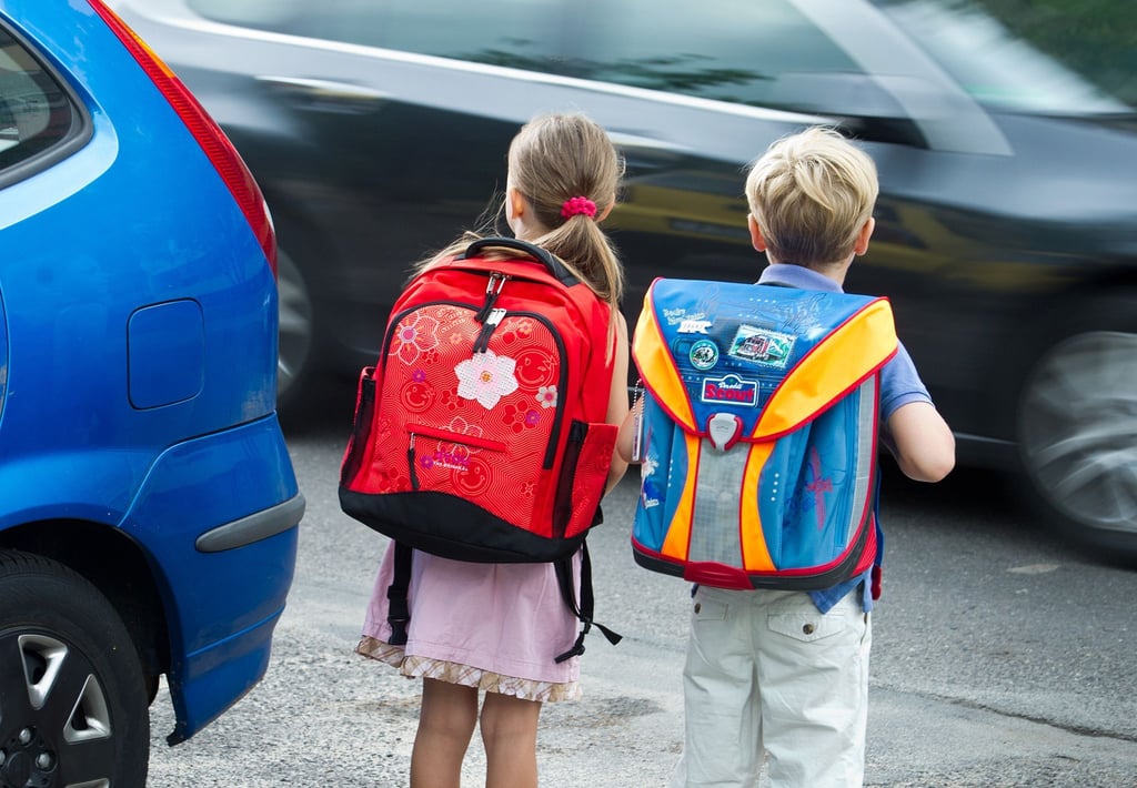 Wenn viele Eltern ihre Kinder morgens mit dem Auto zur Schule bringen, kommt es vor den Schulgebäuden zu unübersichtlichen und gefährlichen Situationen.