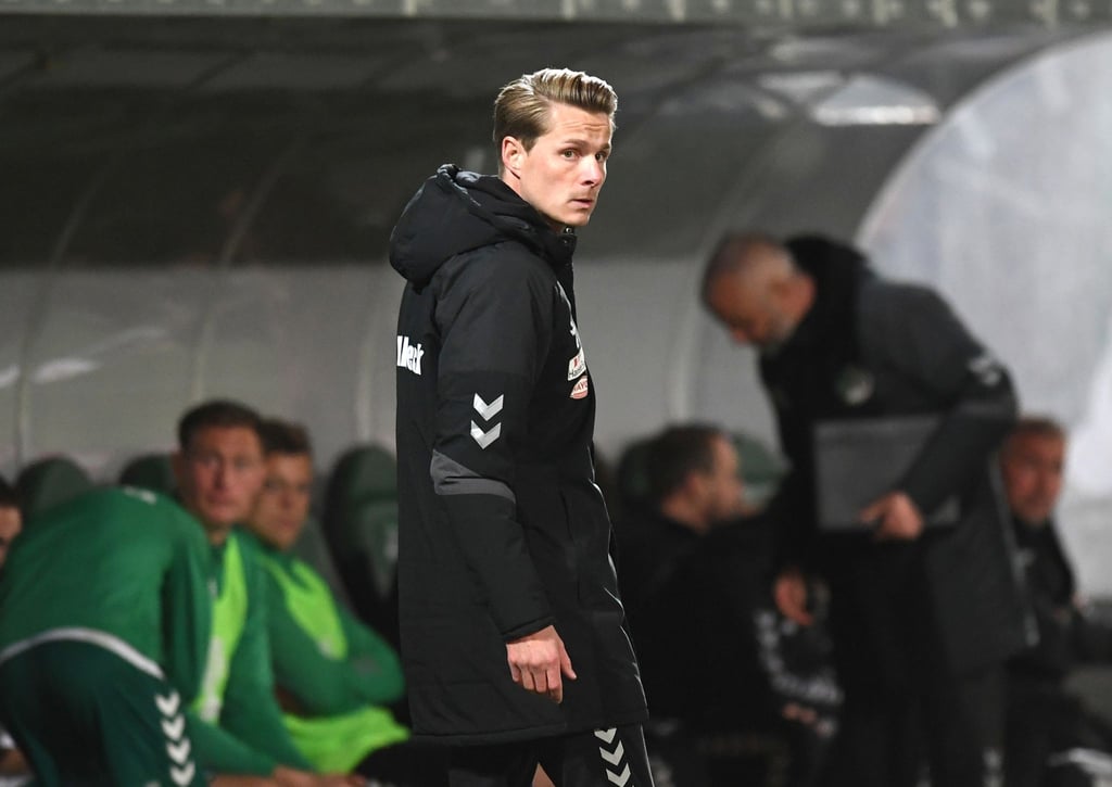 Lübecks Trainer Lukas Pfeiffer verfolgt das Spiel.