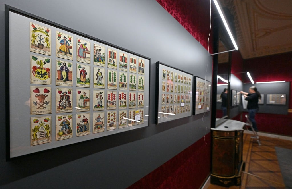 Im Residenzschloss Altenburg ist ab dem 21. Mai die Sonderausstellung „Alles in einer Hand - 100 Jahre Spielkartenmuseum Altenburg“ zu sehen.