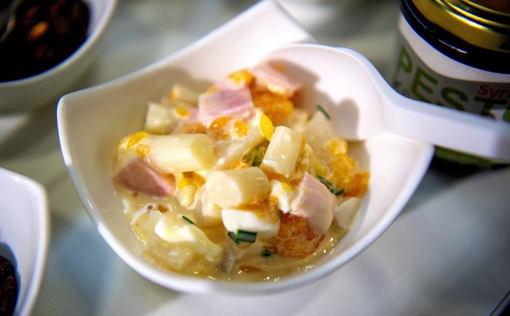 Durch Mandarinensaft und -stückchen bekommt der frühsommerliche Spargelsalat eine fruchtige Note.
