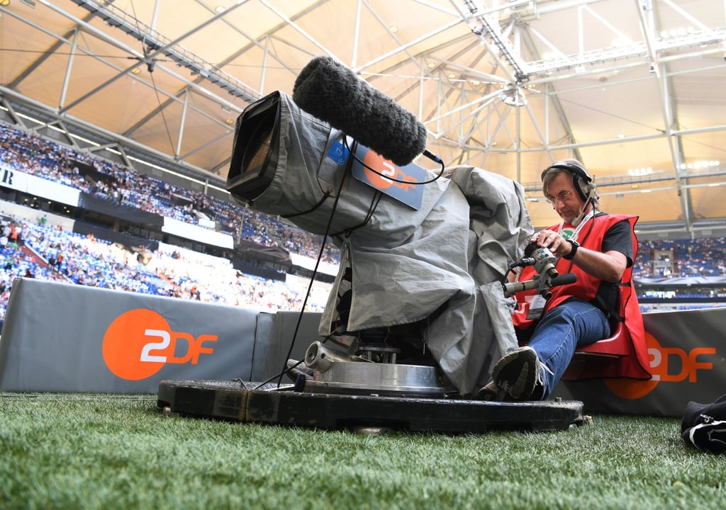 Ein Kameramann filmt an einer TV-Kamera vom ZDF.
