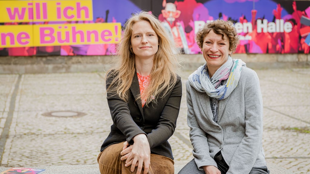 Mille Maria Dalsgaard (l.), neue Künstlerische Leiterin des neuen theaters und des Thalia Theaters Halle, und Mareike Mikat, stellvertretende Künstlerische Leiterin