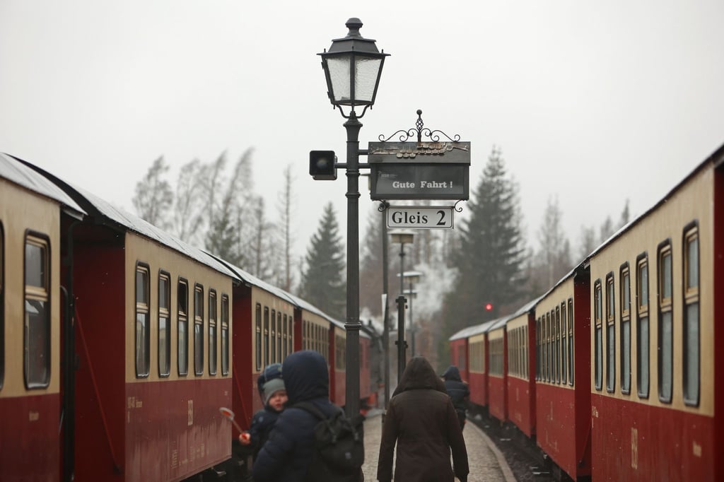 Zwei Züge der Harzer Schmalspurbahnen GmbH stehen auf dem Bahnhof Schierke.