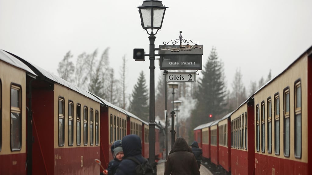 Zwei Züge der Harzer Schmalspurbahnen GmbH stehen auf dem Bahnhof Schierke.