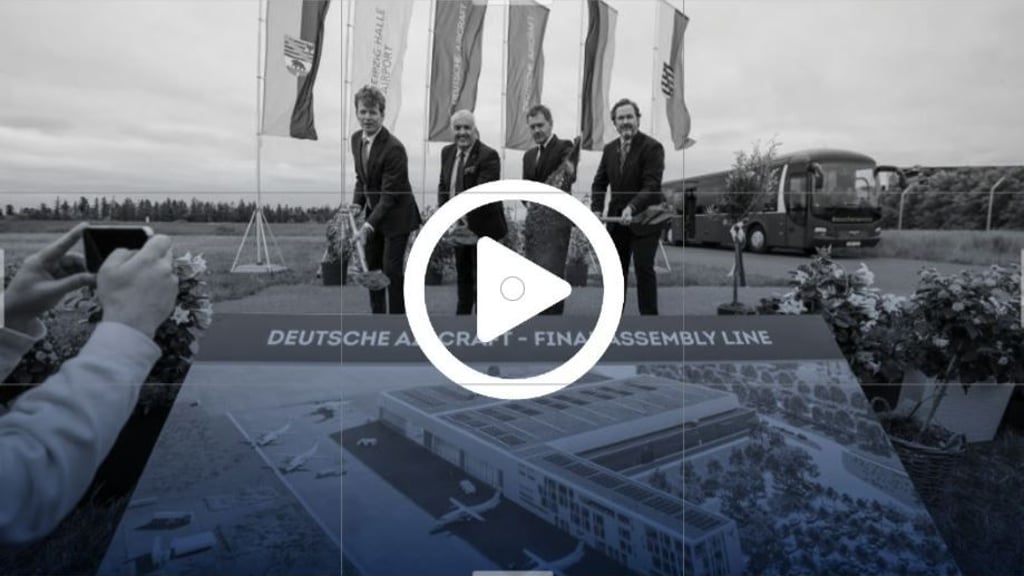Flughafen-Chef Götz Ahmelmann (l-r), Deutsche-Aircraft-Geschäftsführer Dave Jackson, Sachsens Ministerpräsident Michael Kretschmer (CDU) und Daniel Riedel, Referatsleiter Luftfahrt aus dem Bundeswirtschaftsministerium nehmen am Dienstag gemeinsam den Spatenstich für das neue Flugzeugwerk vor.