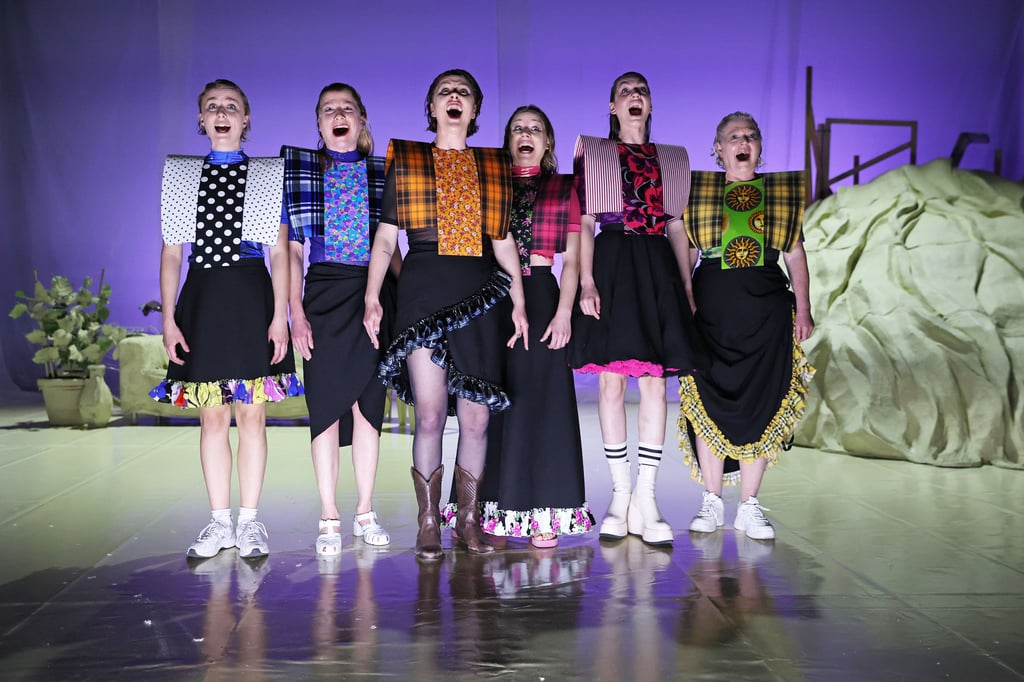 Carmen Steinert, Bettina Schneider, Marie-Joelle Blazejewski, Sophia Vogel, Julia Buchmann und Iris Albrecht in „Odyssee: Buch von Homer“ im Magdeburger Schauspielhaus.