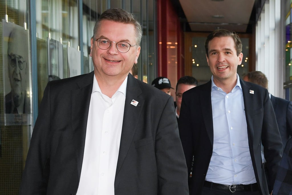 Die Verfahren gegen Reinhard Grindel (l) und Friedrich Curtius wurden eingestellt.