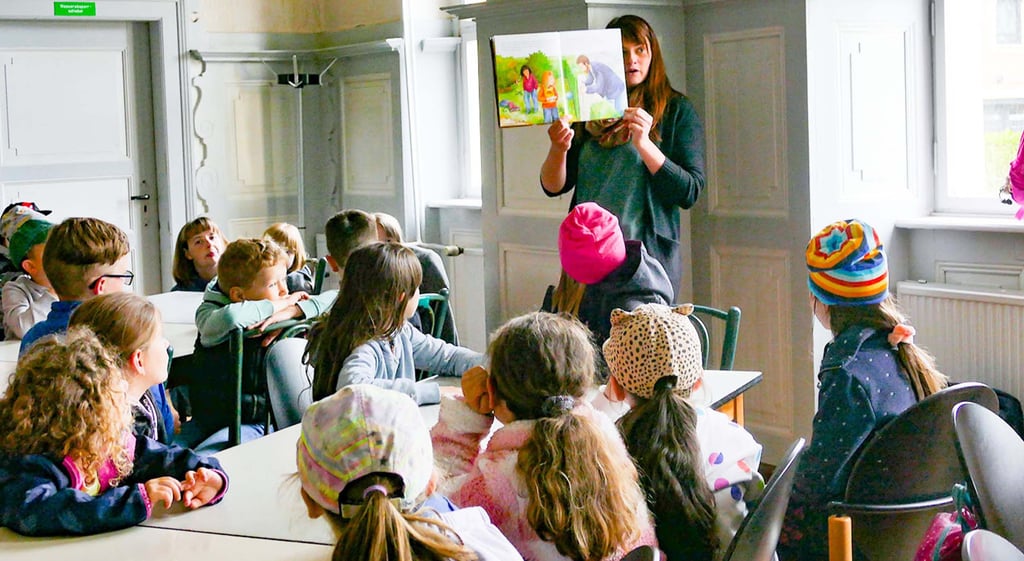 Erzieherin Lisa Lehrmann erklärt den Kindern der Veranstaltung „Geh nicht mit Fremden mit“ anhand eines Buches Nein zu sagen.