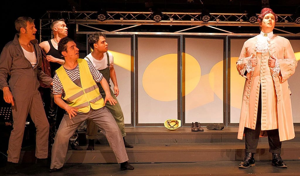 Logan Hartwig (rechts) hat in dem neuen Musical „Die Golden Boys von der Baustelle“ zwei kleine Auftritte als Rosenherzog.