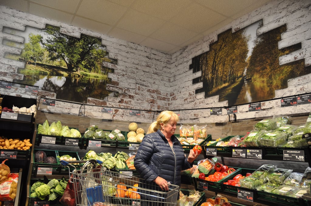 Die Miesterin Marlies Fehse nutzt gern das Angebot im neu gastalteten Markt.
