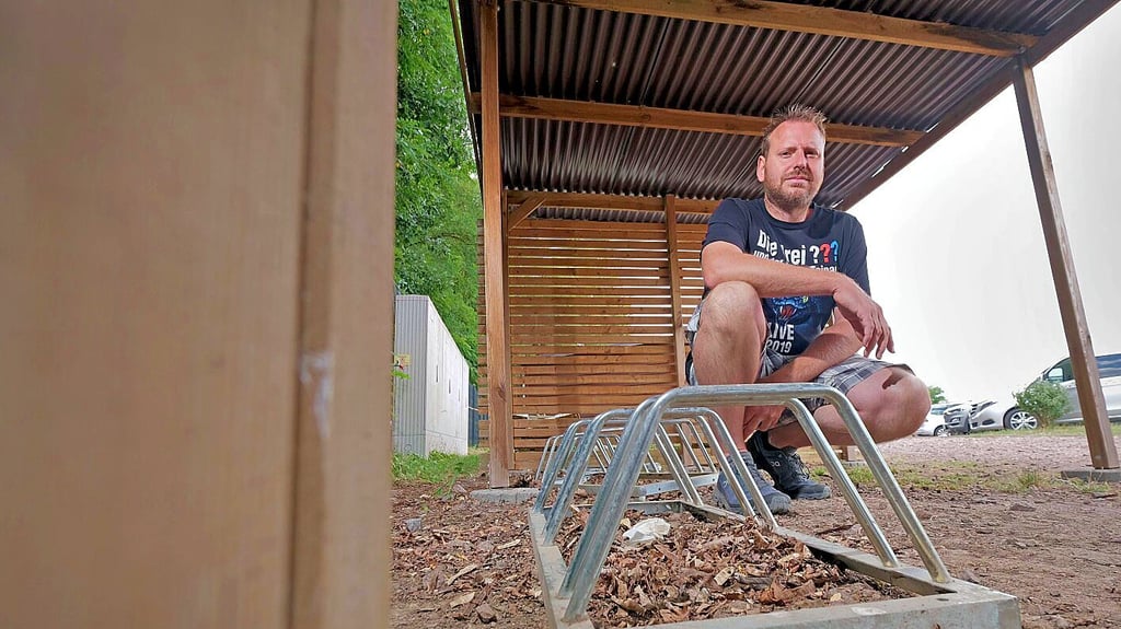Tobias Schmidt damals an dem Fahrradständer im überdachten Unterstand, wo die Räder trotz mehrerer Sicherungen gestohlen wurden.