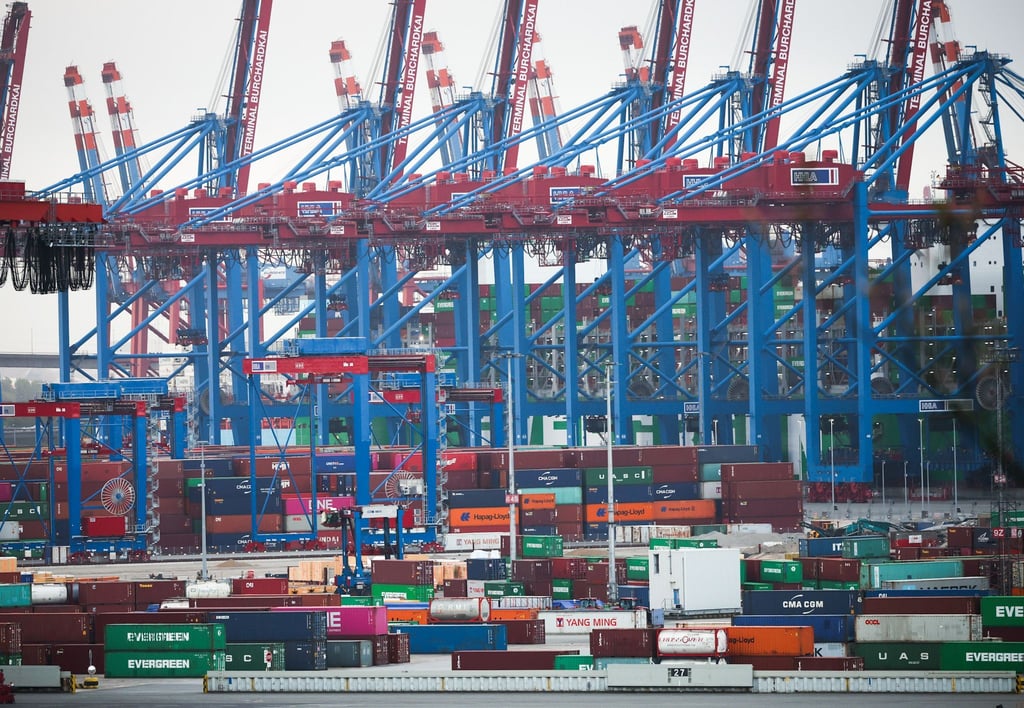 Im Hamburger Hafen geht der Warenumschlag zurück.