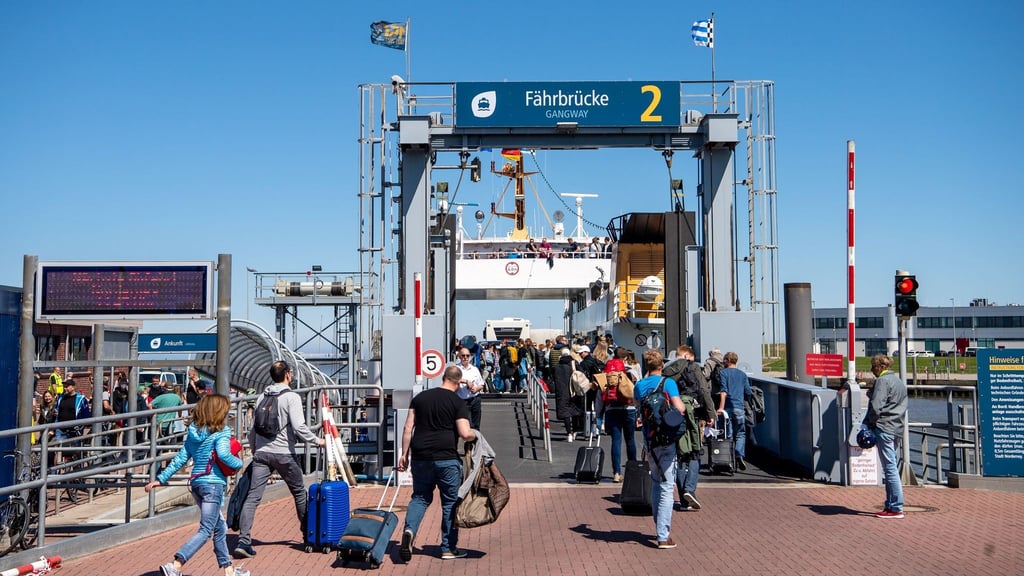 Fährbetriebe an der Nordseeküste in Schleswig-Holstein und Niedersachsen erwarten zu den anstehenden Feiertagen viele Urlauber und planen teils mehr Fährabfahrten ein.