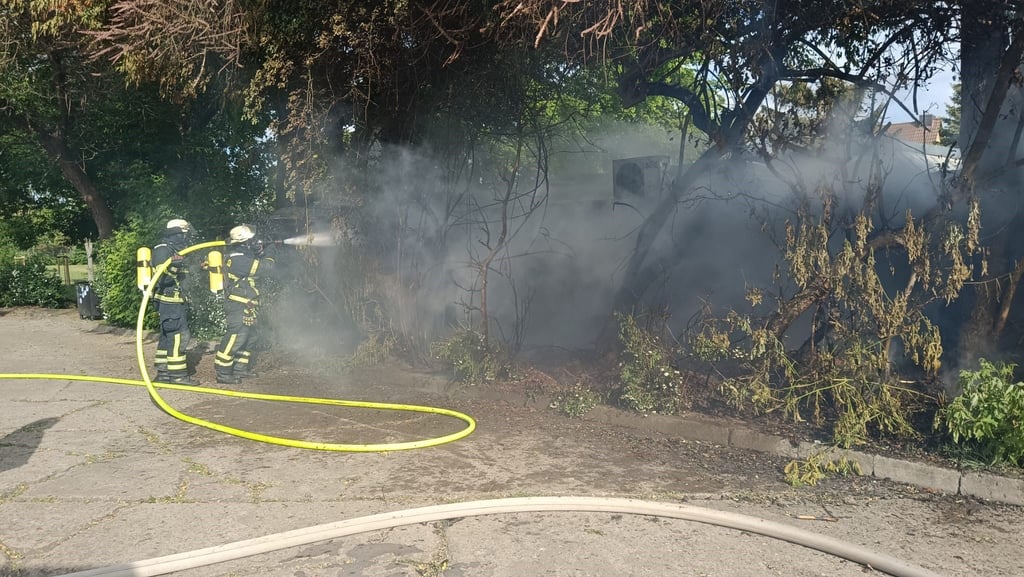 Nachdem eine Hecke in Osterburg in Flammen aufging, breitete sich das Feuer auf die anliegende Gaststätte aus. Es entstanden Sachschäden im fünfstelligen Bereich.
