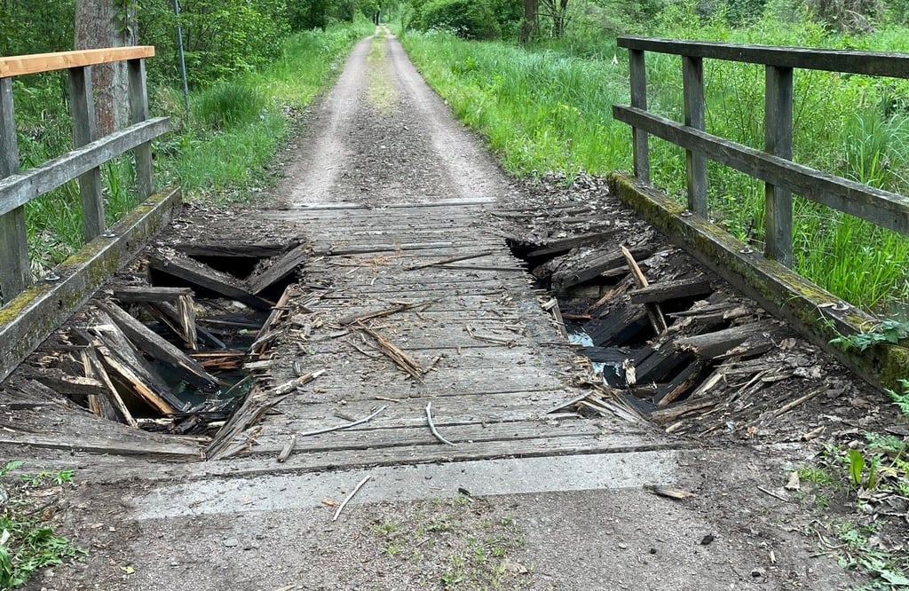Brücke auf dem Radweg R1 zwischen Kapenschlösschen und Biberfreianlage (Oranienbaum) von Auto- oder Lkw-Fahrer zerstört