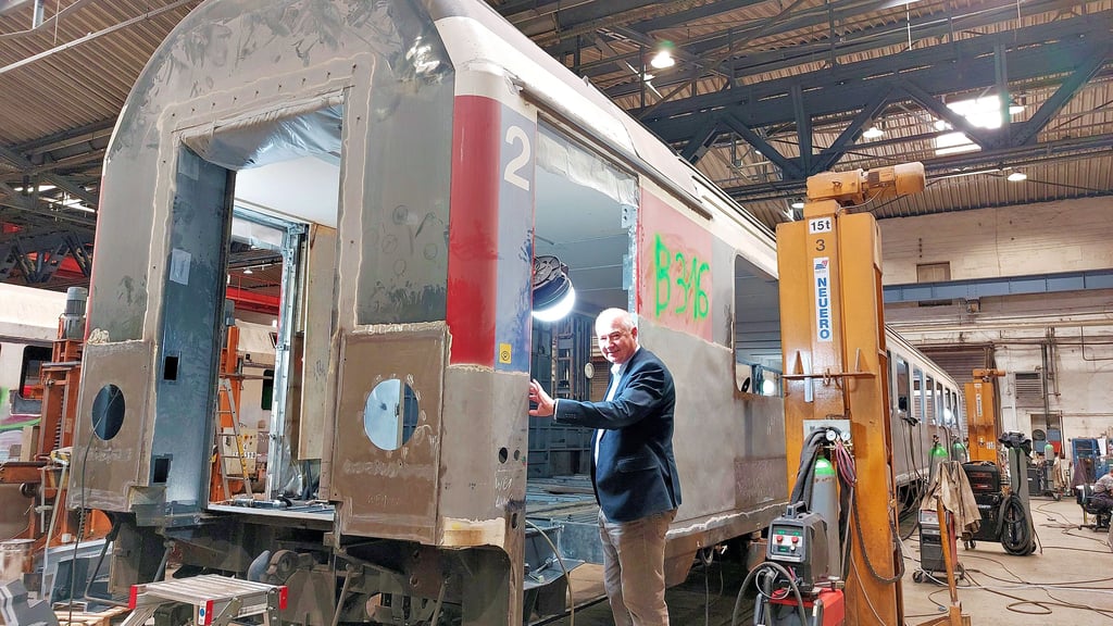 VIS-Geschäftsführer Ronald Krahl präsentiert einen bereits entkernten Euro-Cty-Wagen von der Schweizer Bundes Bahn.