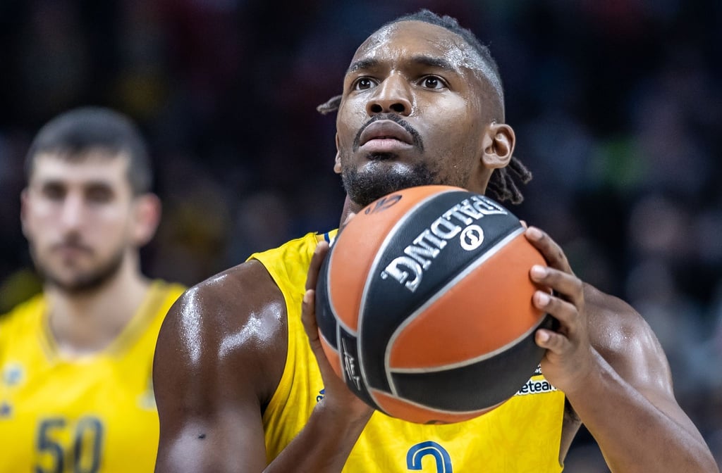 Albas Jaleen Smith wirft den Ball auf den Korb.