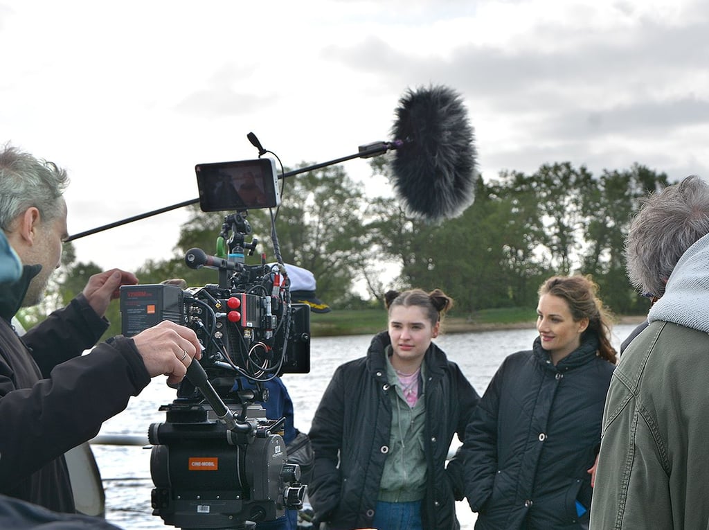 Dreharbeiten für ZDF-Herzkino-Serie "Mit Herz und Holly" auf der Fähre Arneburg (Altmark): Eine der beiden Hauptdarstellerinnen Holly Sass (Karoline Teska, rechts) sucht ihre Mutter und lässt sich dann als Ärztin auf dem Land nieder.