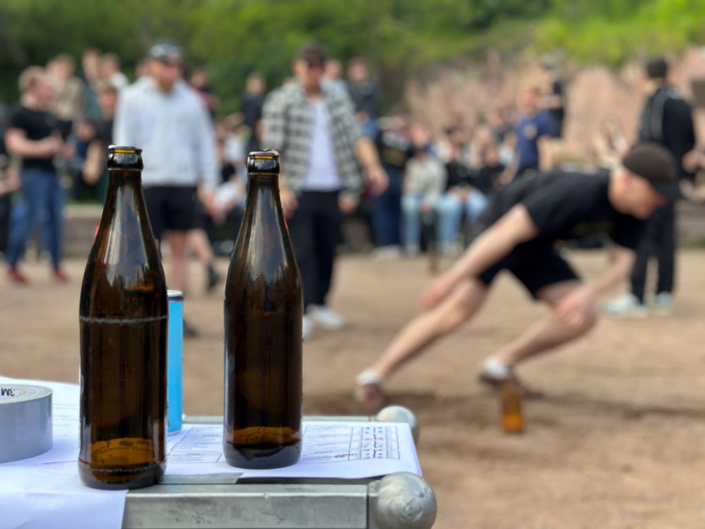 Beim Bierball wie hier in der Galgenbergschlucht geht es darum, Plastikflaschen umzuwerfen. Wer das schafft, schüttet dann Bier in sich hinein. Gewonnen hat, wer zuerst die Pullen leer hat.