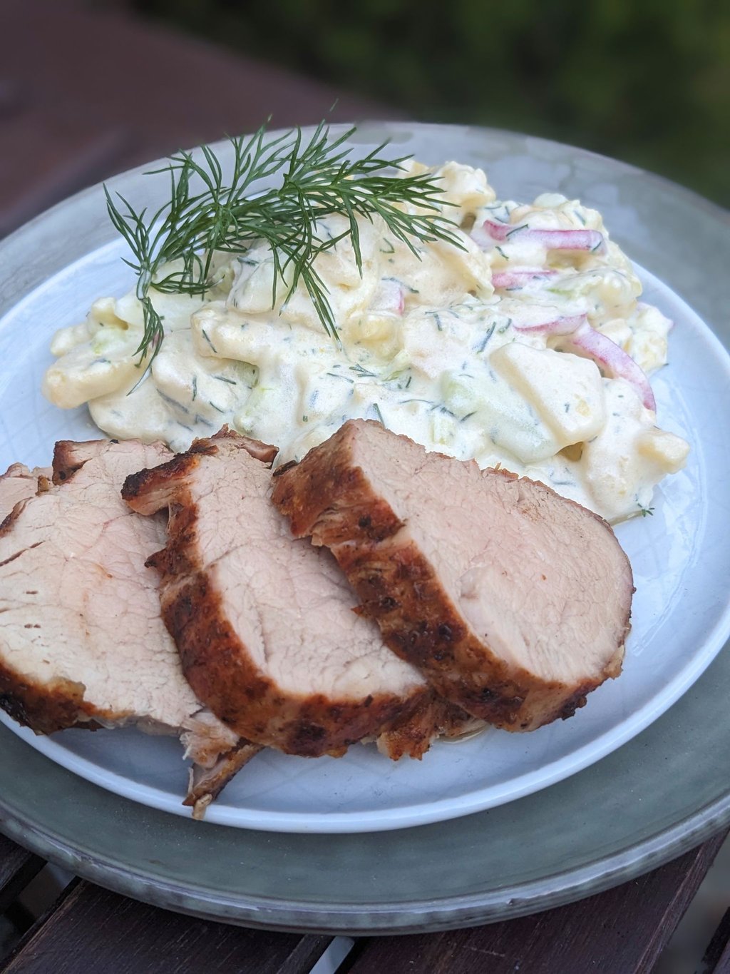 Zum Grillen gehört bei Food-Bloggerin Doreen Hassek Omas Kartoffelsalat fest ins Repertoire. Dazu kommt saftiges Schweinefilet auf den Teller.