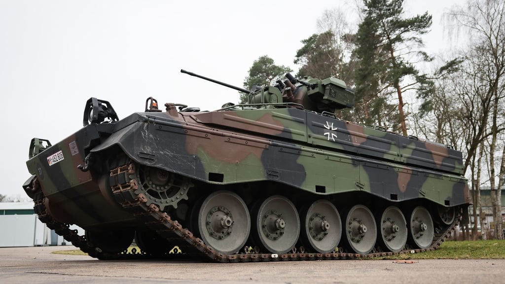 Ein Schützenpanzer Marder ist bei einem Medientermin zu sehen.