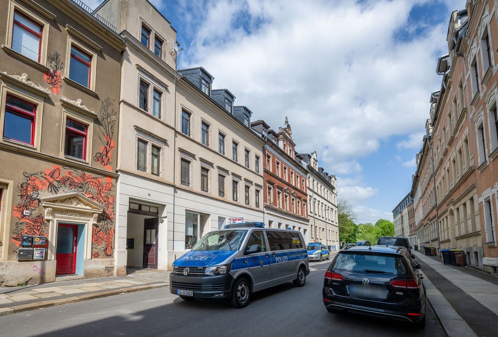 In Chemnitz hat ein Mann mit einer Armbrust auf Polizisten geschossen.