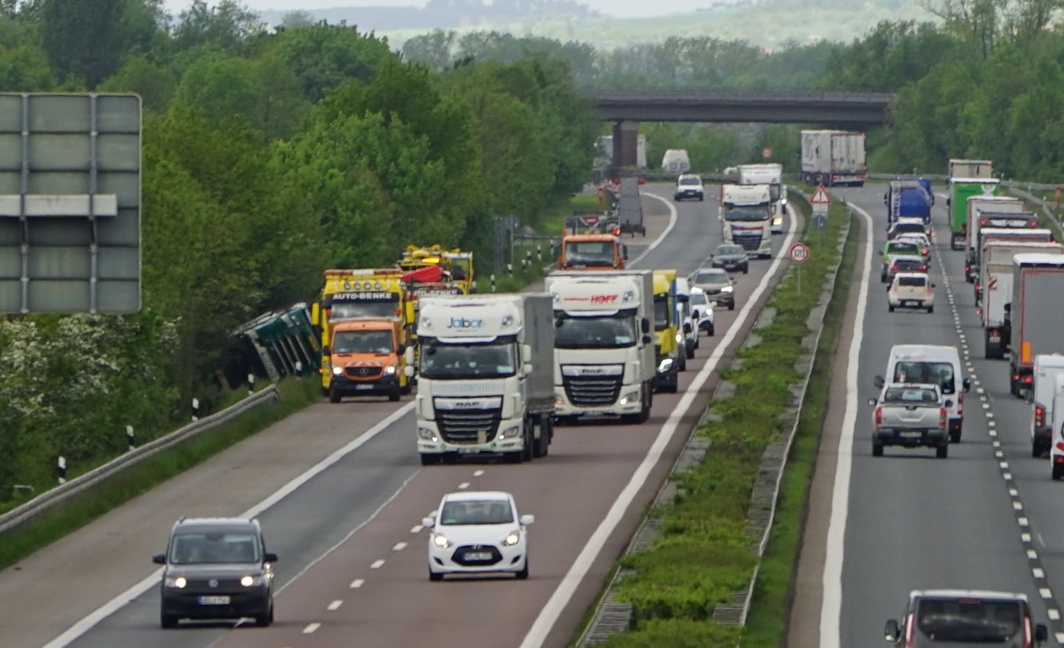 Unfall A38 Bei Sangerhausen: Lastzug Mit Gemüse Kippt In Graben