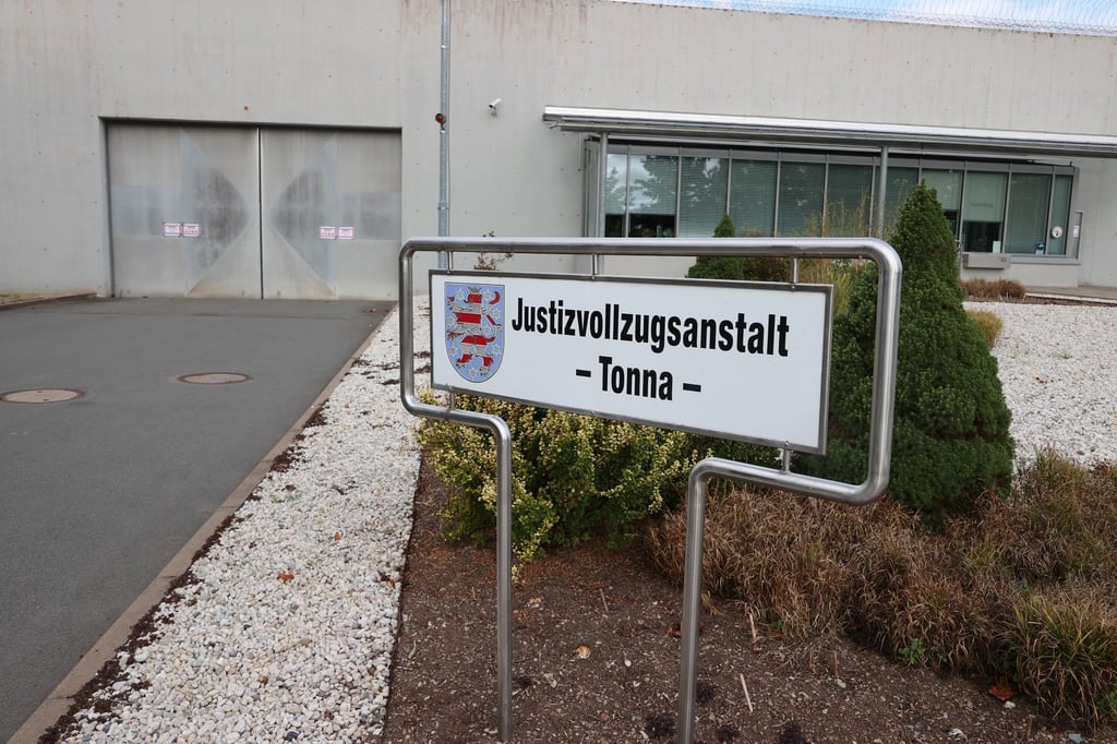 Ein Schild weist auf den Eingang der Justizvollzugsanstalt hin.