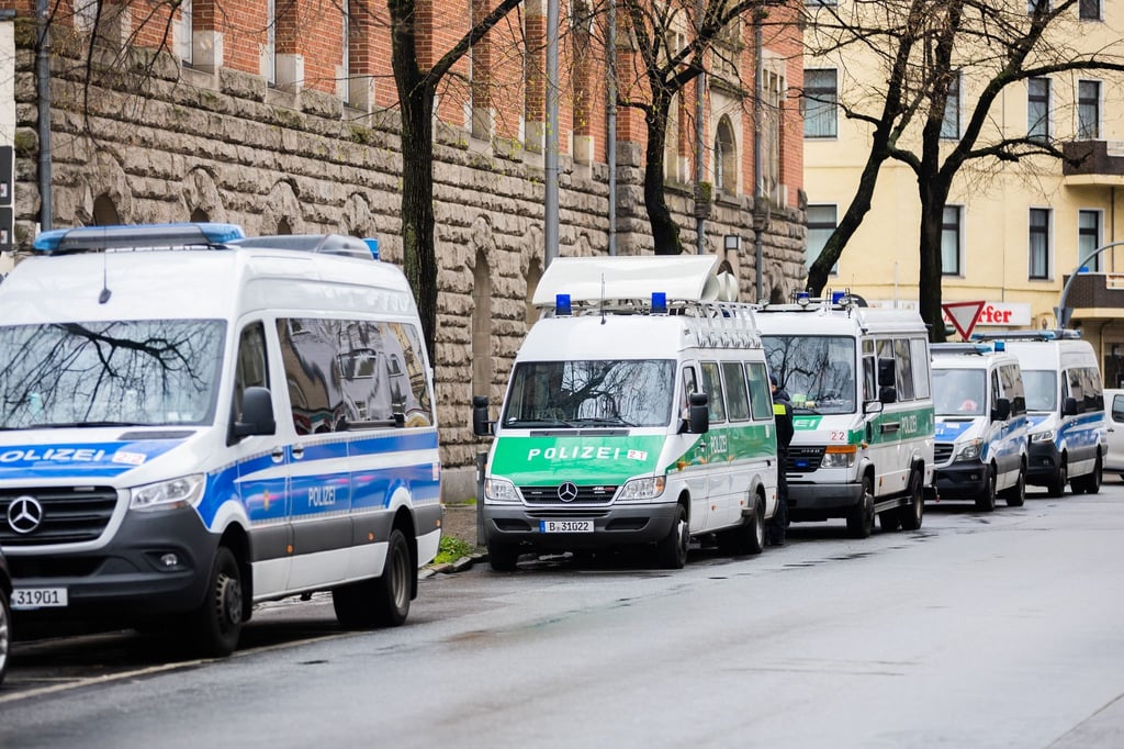 Polizeikräfte stehen nahe dem Rathaus Neukölln an der Polizeidirektion 5 - Abschnitt 54.